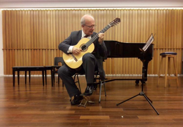 Sergio Moldavsky tocando en el Concierto Homenaje a Abel Fleury en el auditorio del Conservatorio Manuel de Falla